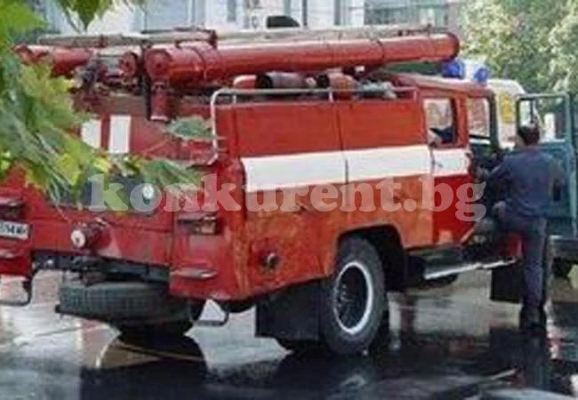 Огнеборци гасиха пожари в Лом и село Дълги дел