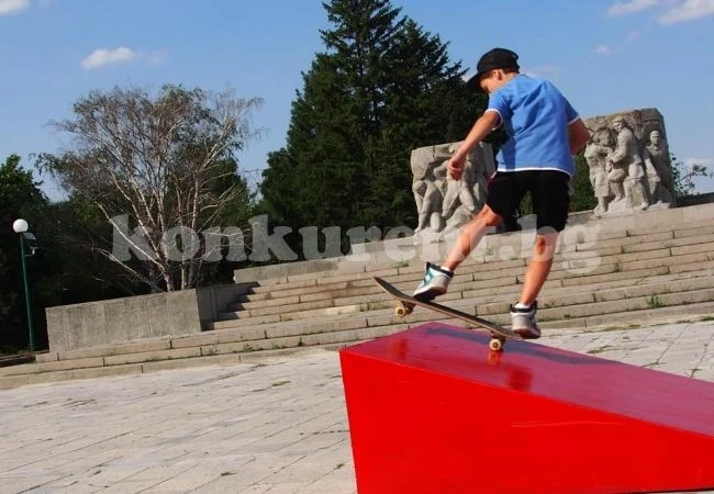 Хлапета се кефят на нова скейт площадка