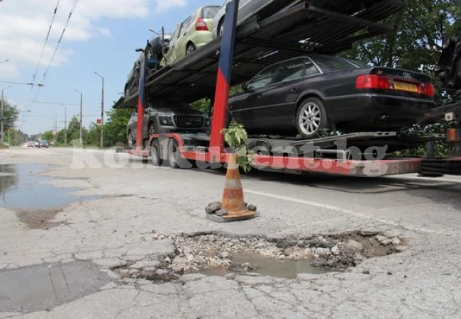 Шофьори се спасяват от дупки на пътя