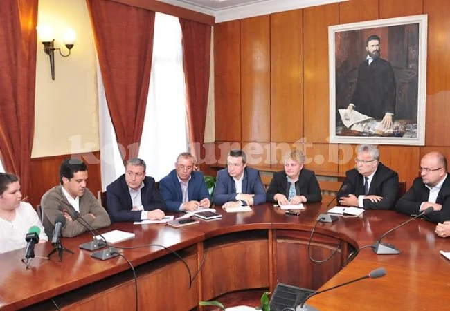 Съветници извадиха старата плоча, запяха с нов глас