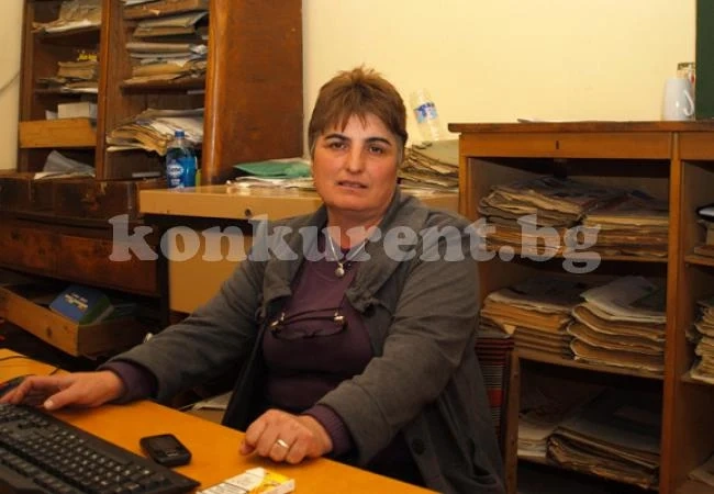 Жива верига от баби блокира селско шосе