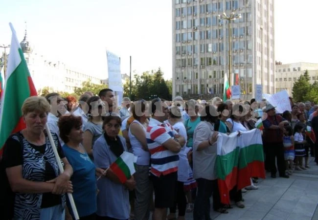 Близо 1000 души подкрепиха правителството на Орешарски