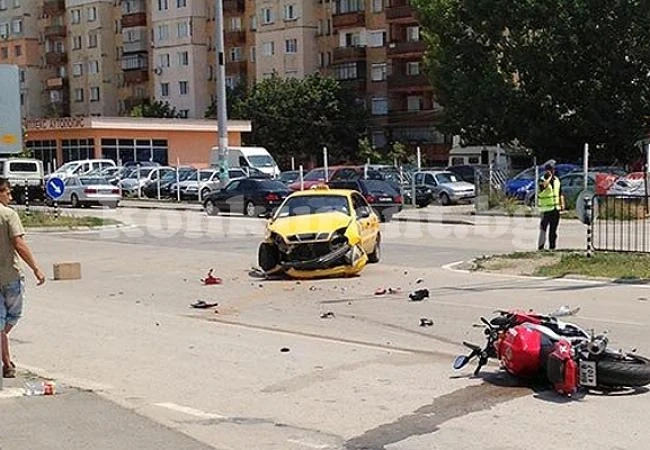 Рокер се размаза в такси