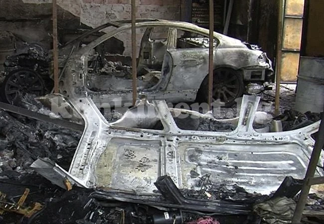 Автосервиз с лъскави автомобили изгоря във Враца