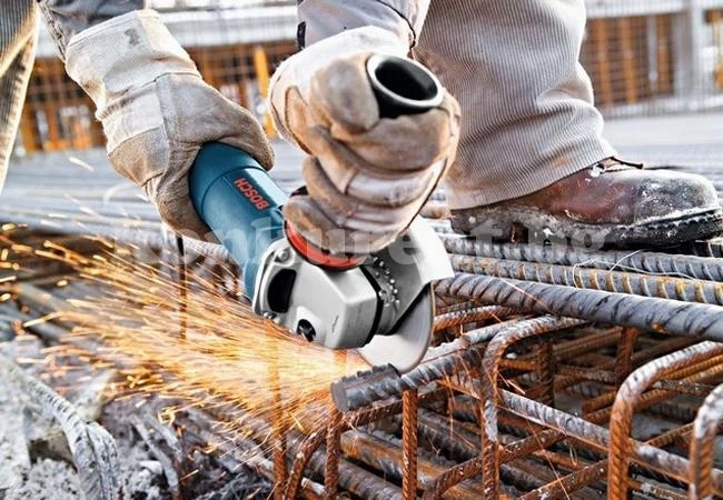 Ъглошлайф изпепели постройка