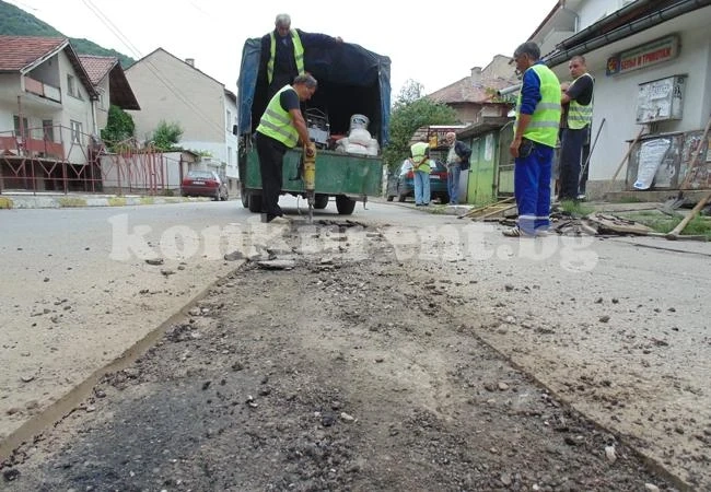 Започнаха да кърпят уличните дупки във Враца