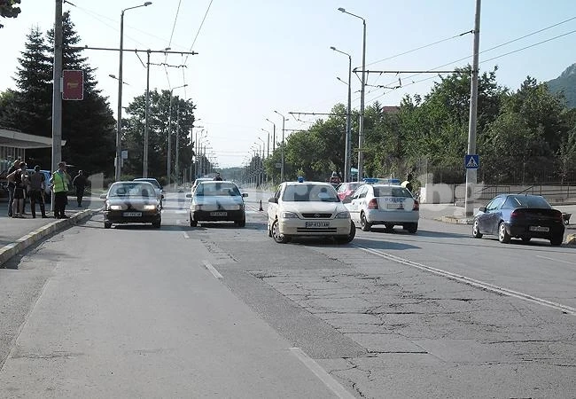 Шофьор помете жена на пешеходна пътека
