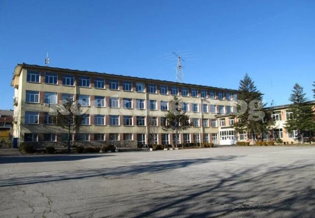 Школо осъмна с двама директори, учителите на бунт