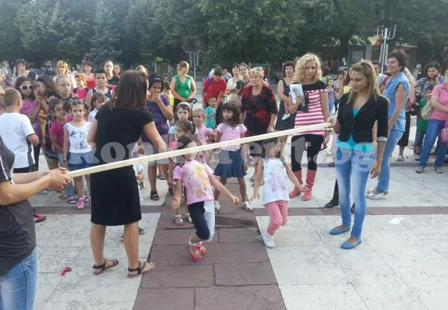 Кмет дари празник на малчуганите