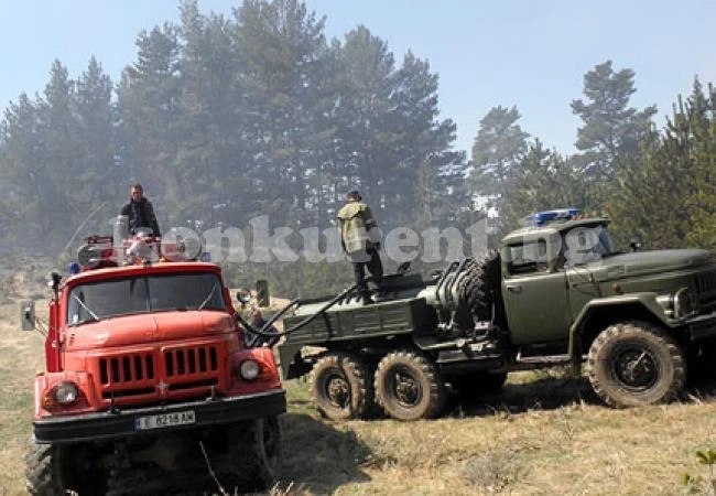 Доброволци от 5 общини помагат на пожарната
