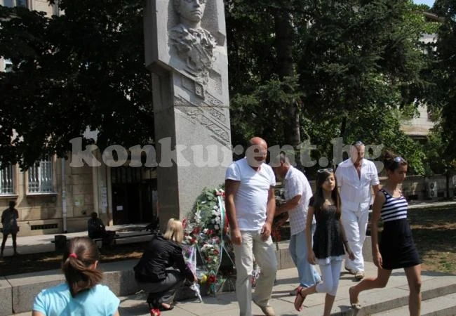 Венци и цветя пред паметника на Апостола