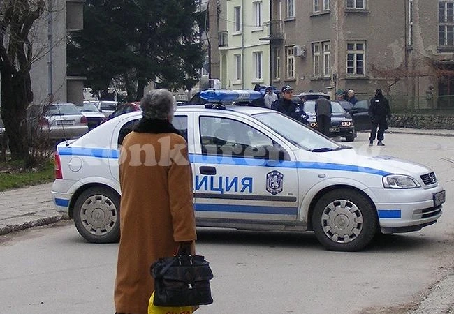 Търсят под дърво и камък нелегални цигари