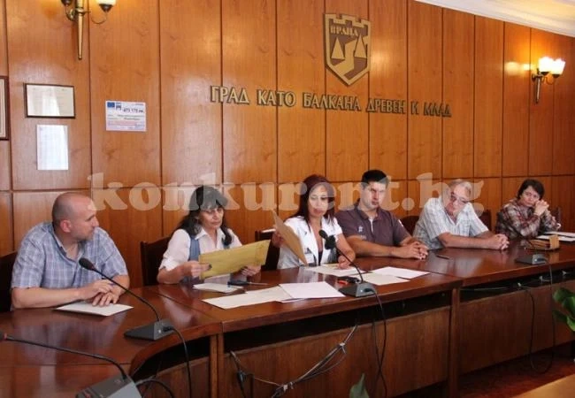 Доставят атракционни влакчета
