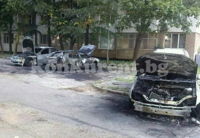 Запалиха три коли във Враца