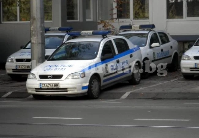 Кабели вкараха двама в ареста