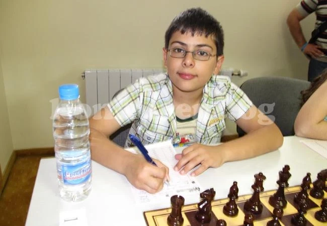 Третокласници мерят сили със 76-годишен шахматист