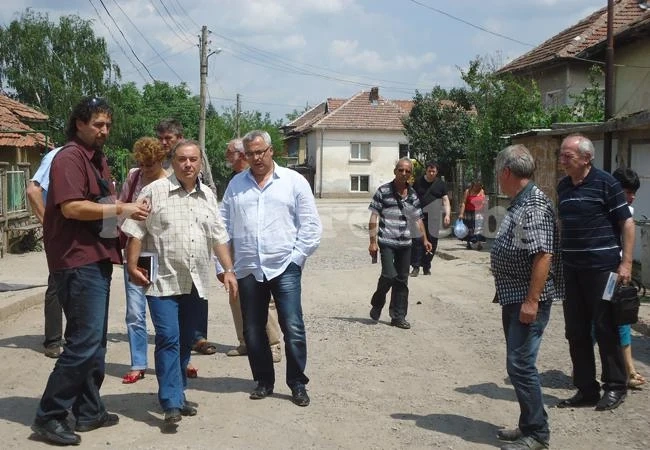 Мият разкопаните улици по проекта за воден цикъл