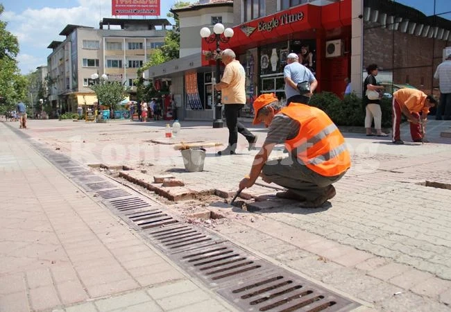 Ремонтират централния булевард във Враца