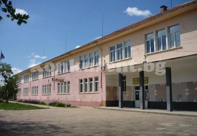 Обновено училище наесен отваря врати
