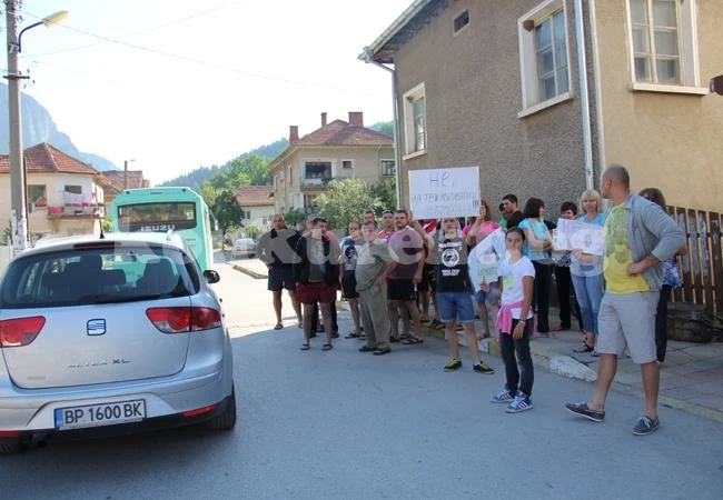 Спретнаха протест на площад „Тезеро”
