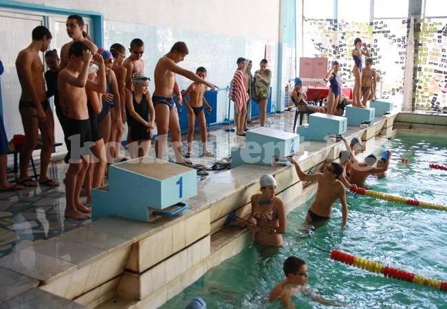 Отличиха над 100 деца в обучение по плуване