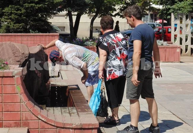 Окупираха чешмите в жегата