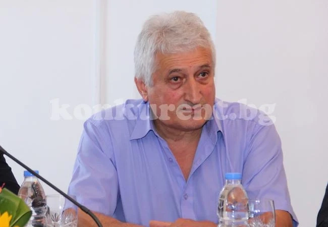 Иван Даков подава ръка на шефове