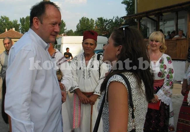 Миков уважи събора „Тъпан бие, хоро се вие”