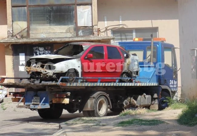 Запалиха колата на семейство бизнесмени