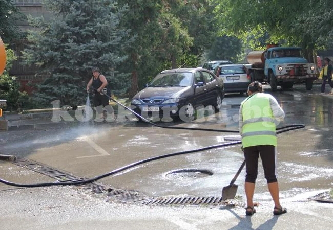 Мият Враца заради жегите