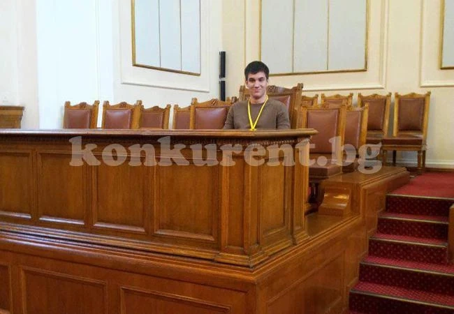 Амбициозен младеж се готви за политик