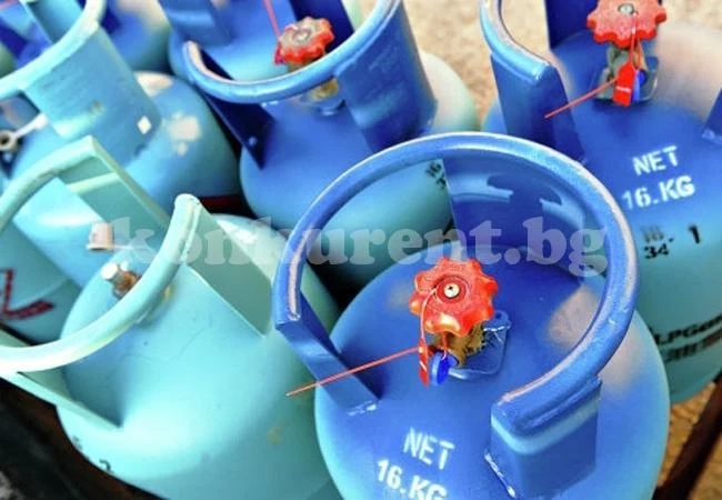 Пожарникари проверяват обекти за опасни газови бутилки