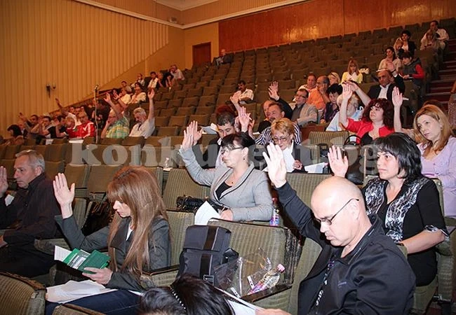 Сенатори стават брокери на общинска сесия