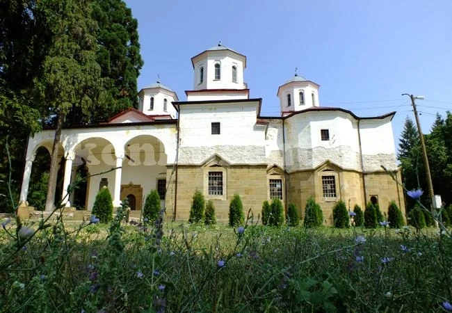 Строят зимна църква в Лопушанския манастир