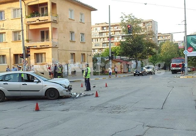 Шофьор се заби в пожарна