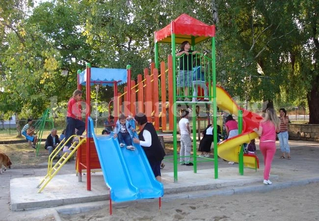 Строители подариха детски площадки на 3 села