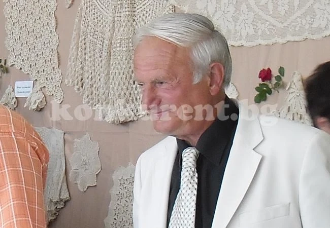 Гости се редят на опашка с подаръци за кмета си