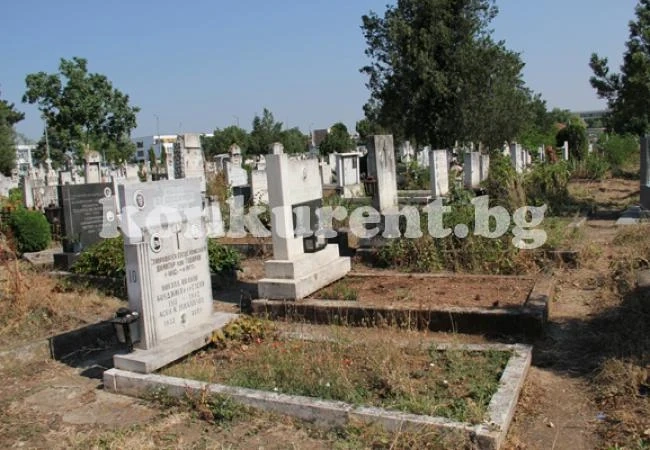 Бутат сгради на митрополията, за да копаят нови гробове 
