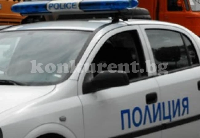 Намериха автомобил насред полето