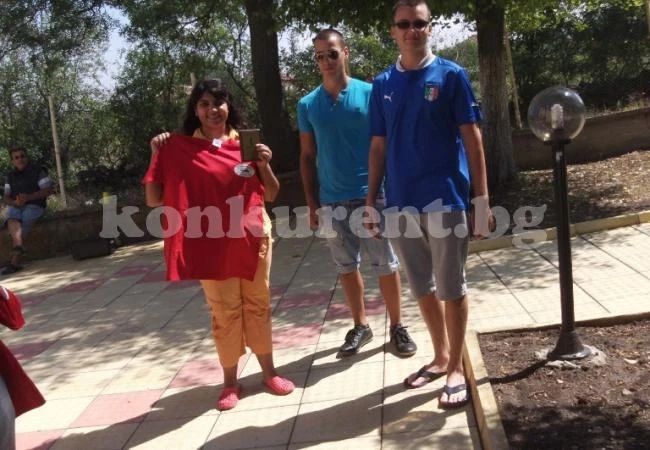 Дама бие конкуренти на автомоделизъм