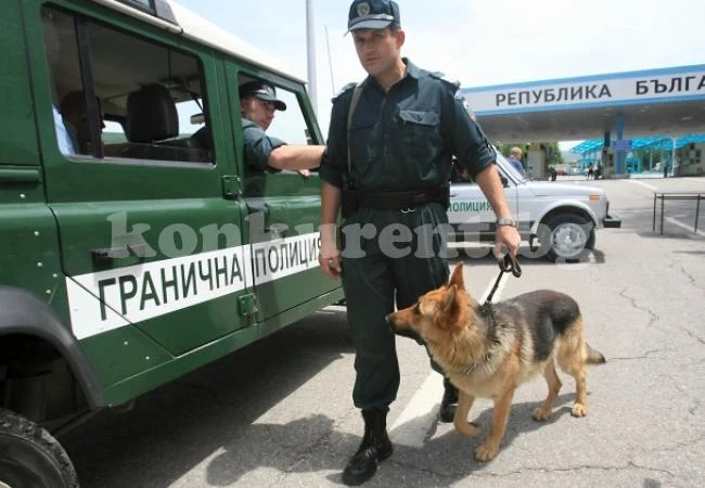Хващат трима, опитали се да преминат границата