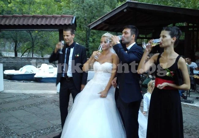 Сватба напълни с футболисти култовия ресторант „Чайка”