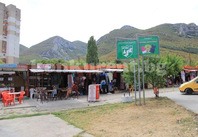 Ремонтират пазара до болницата във Враца