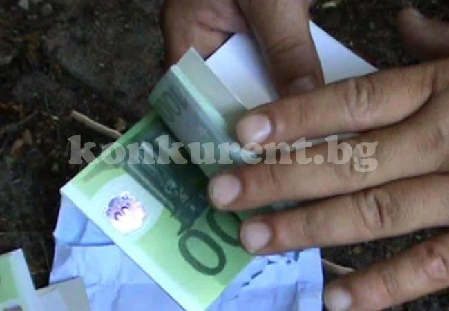 Апаши катерят балкон заради пачка евро