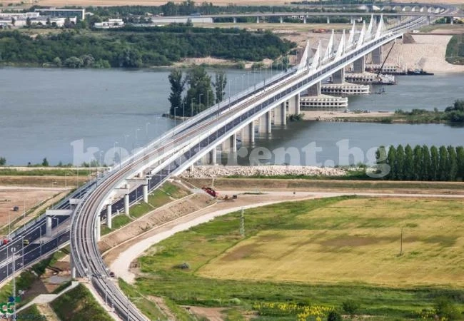 Чужденка прави опит да мине Дунав мост 2 в тайник