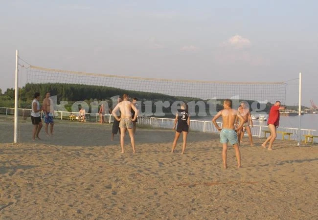 Играят волейбол край Баба Вида