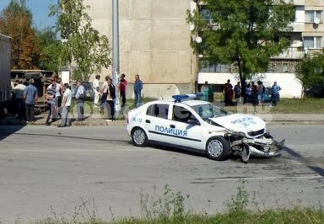 Полицай пострада при катастрофа