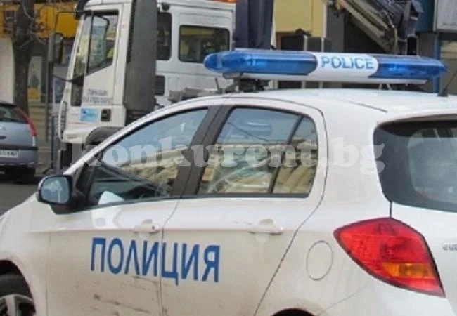 24-годишен преби майка и син, арестуват го