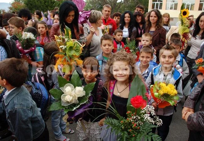 Всяка есен изчезва по едно училище