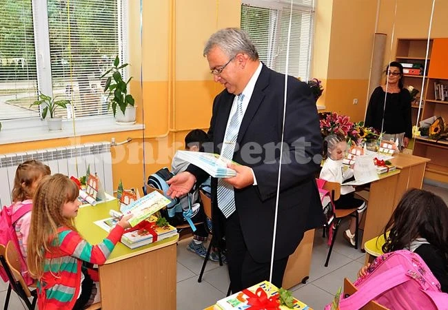 Кметът на Враца дари книжки на първолаци